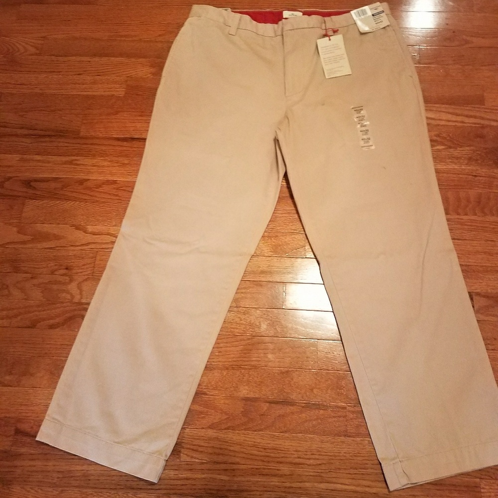 NWT. Mens Khaki Dockers