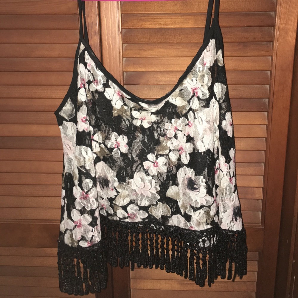 Floral lace crop tank. 🌺