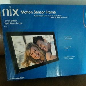 NIX 18" Motion Sensor Digital Photo Frame