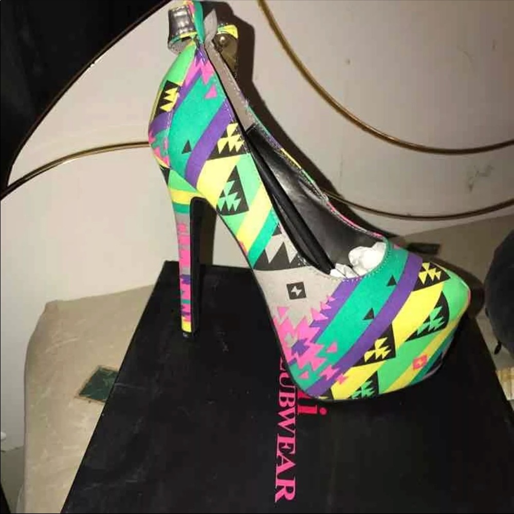 Geometric pattern heels 👠 - Picture 3 of 3