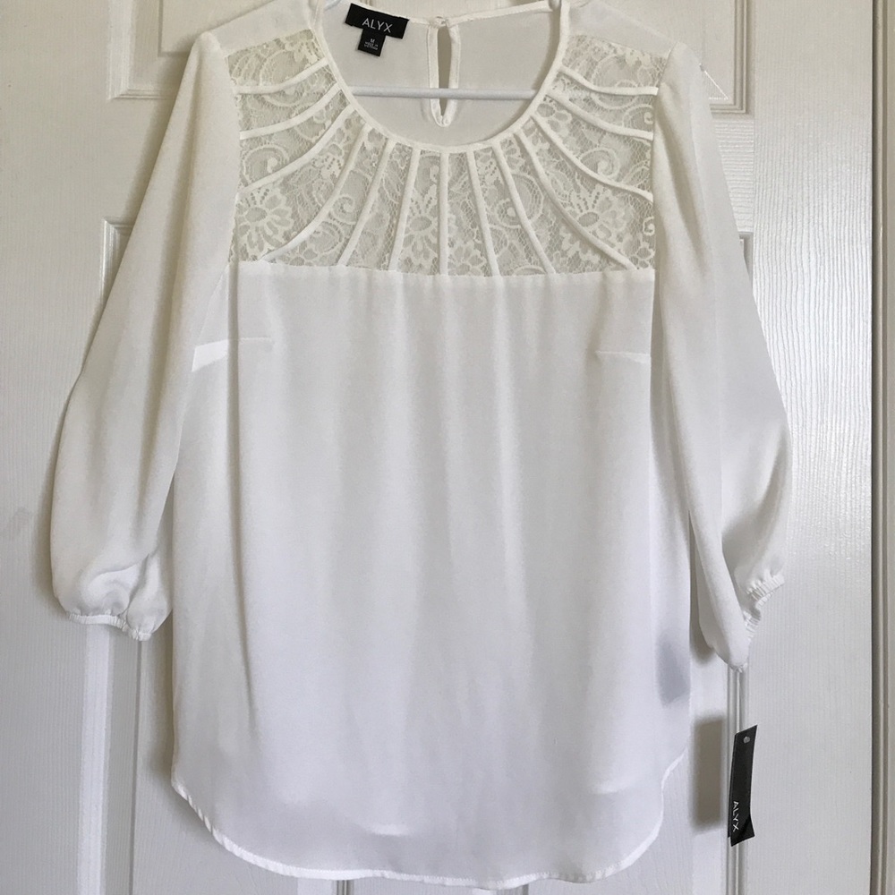 🐼✨Alyx ivory Blouse 💯Polyester 💯Nylon, Size M.✨