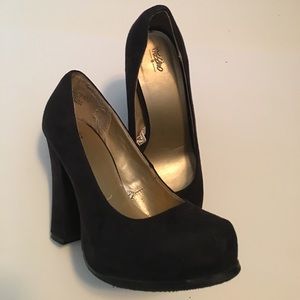 Black chunky high heel shoes