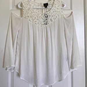 🐼✨Worthington shoulder off ivory blouse.✨