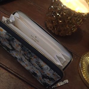 NWOT Kate Spade Daisy Wallet