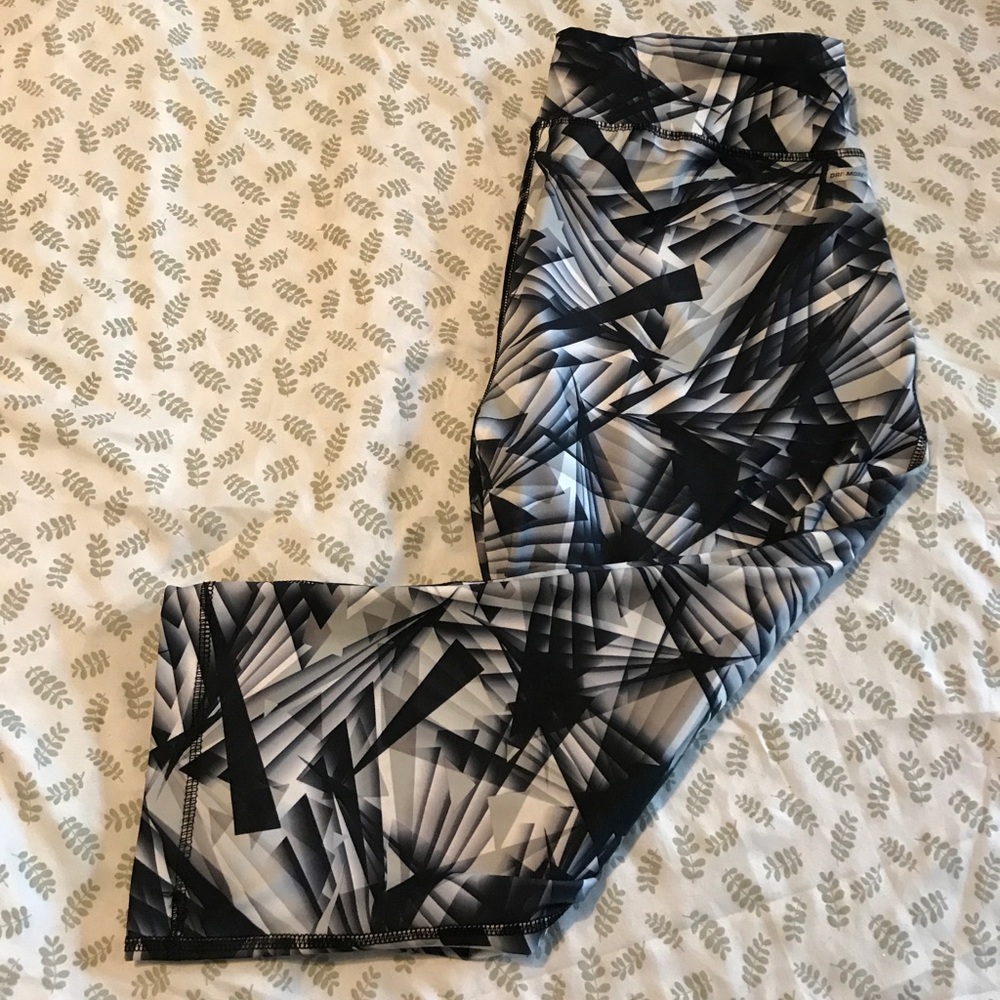 UNIQUE CAPRI LEGGINGS!