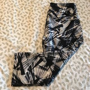 UNIQUE CAPRI LEGGINGS!