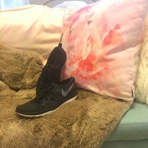 Size 8 Nike Rose Gold Focus Flyknit