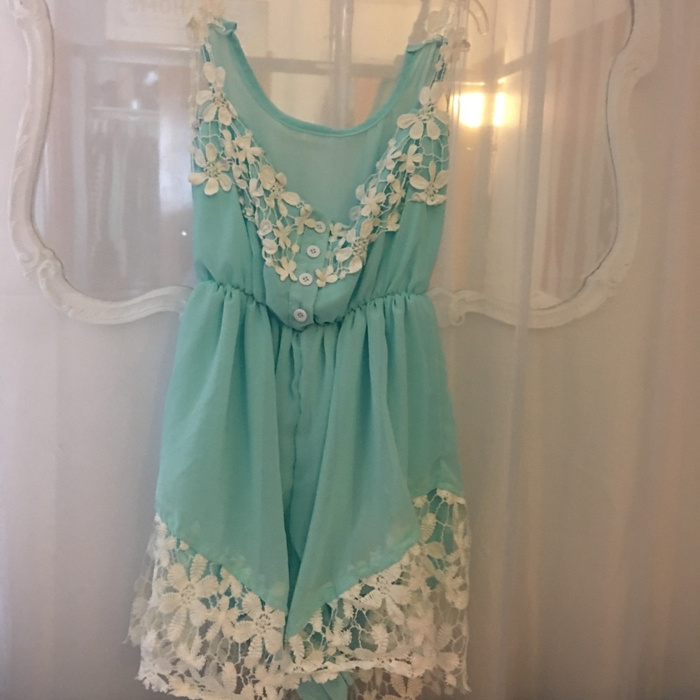 Romper size small. Straps are not adjustable.