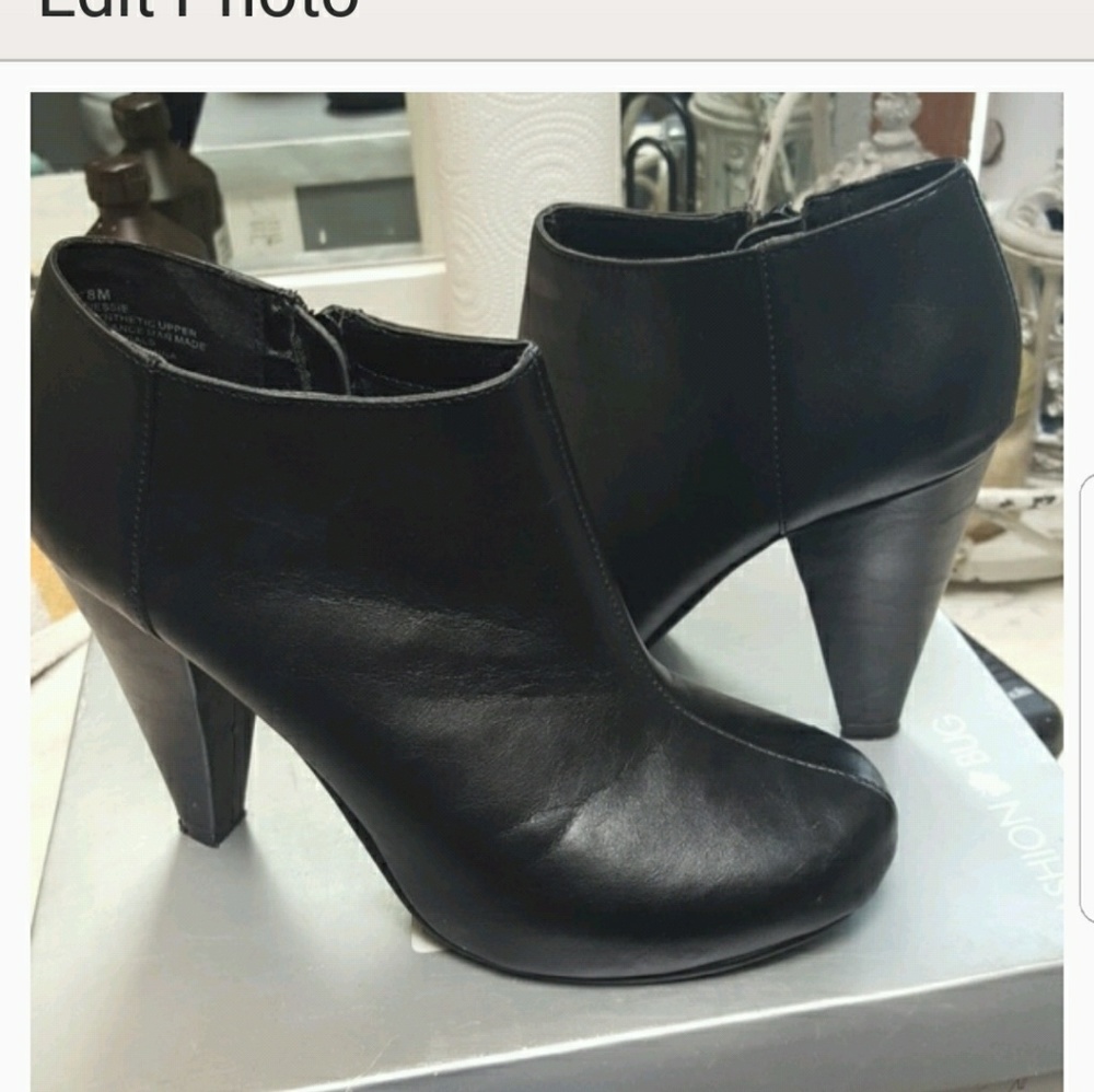 Black size 8 Bootie