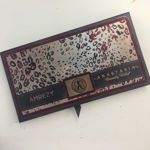 AMREZY PALLETE - FREE MAKEUP WITH PURCHASE 😊