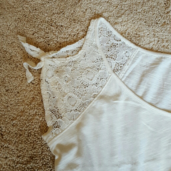 American Eagle Outfitters cream cold shoulder top - Picture 3 of 5