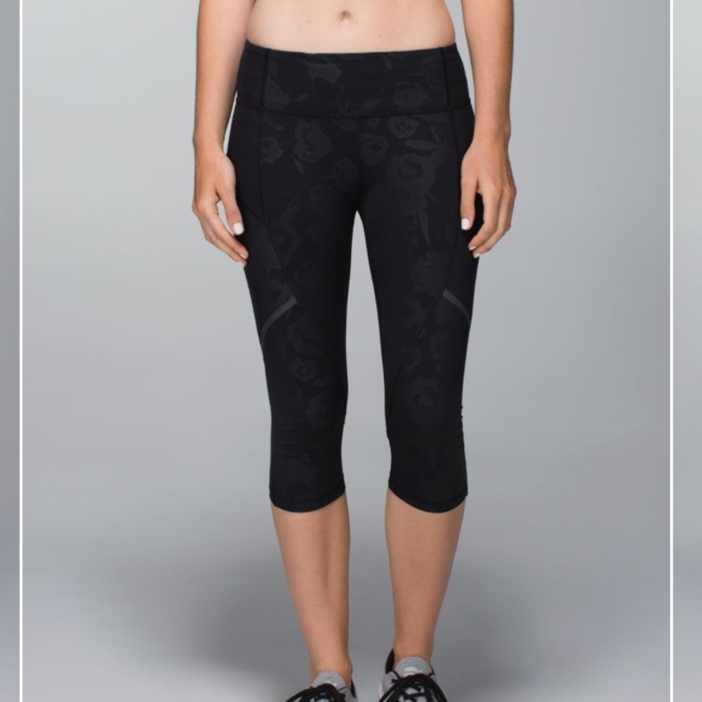 EUC Lululemon Hop to it Crop 4 Inky Floral Black