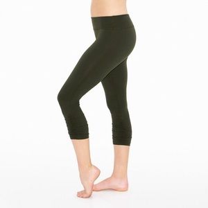 Beyond Yoga Essential Gathered Capri Leggins