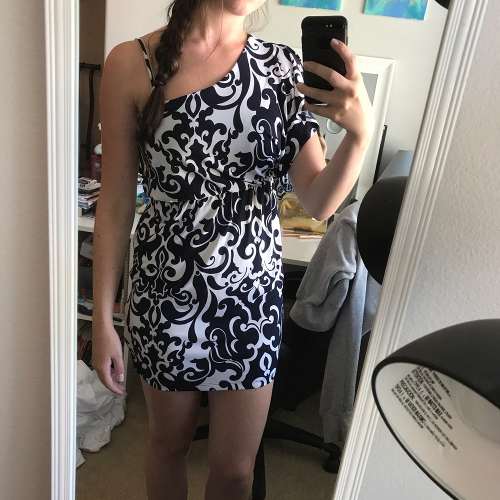 Adorable patterned dress!
