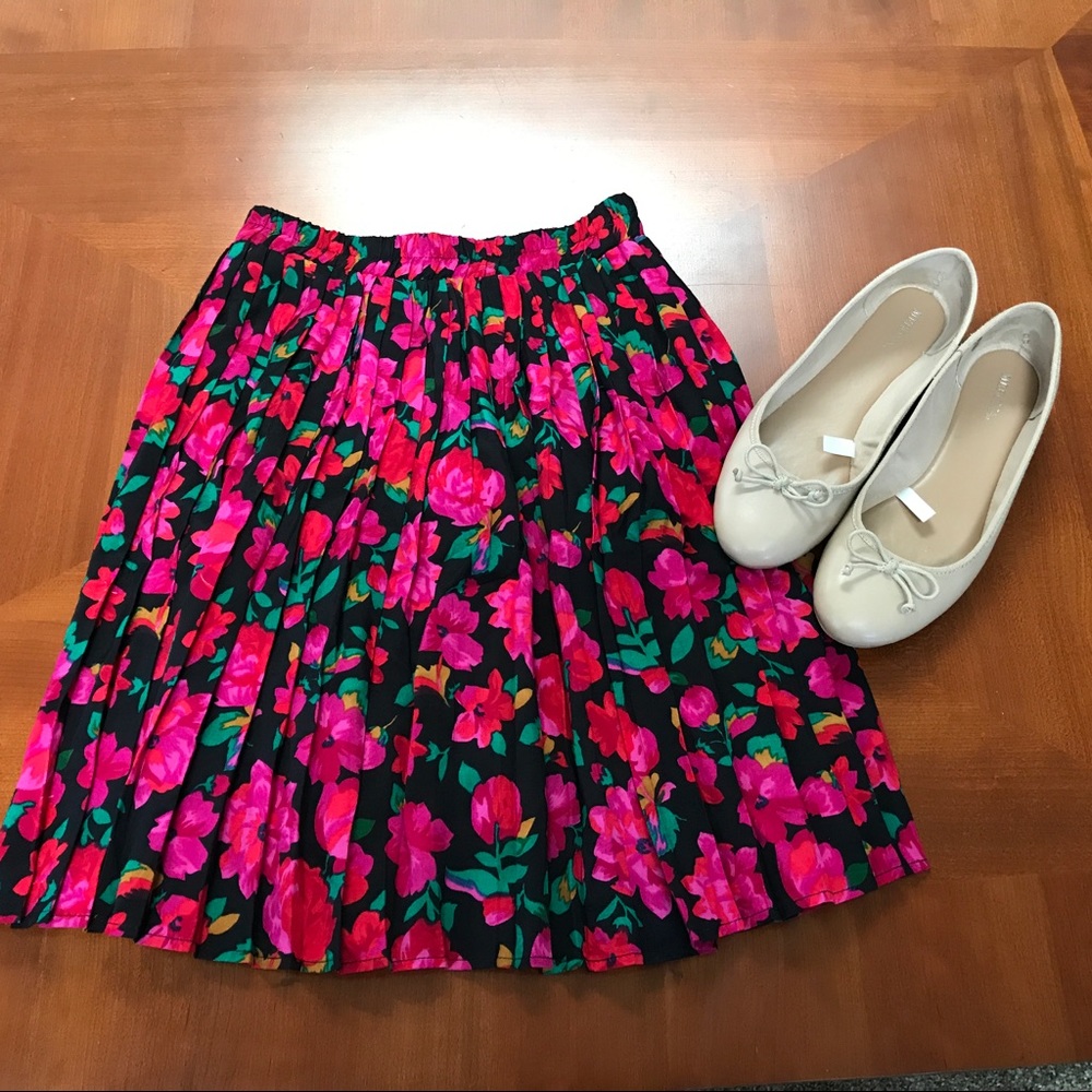 Rampage Pleated Floral Skirt Size M 19 1/2" Long