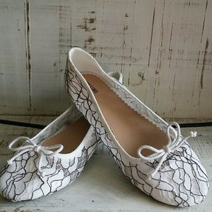 Mossimo black and white lace flats
