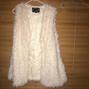 White fur sleeveless coat