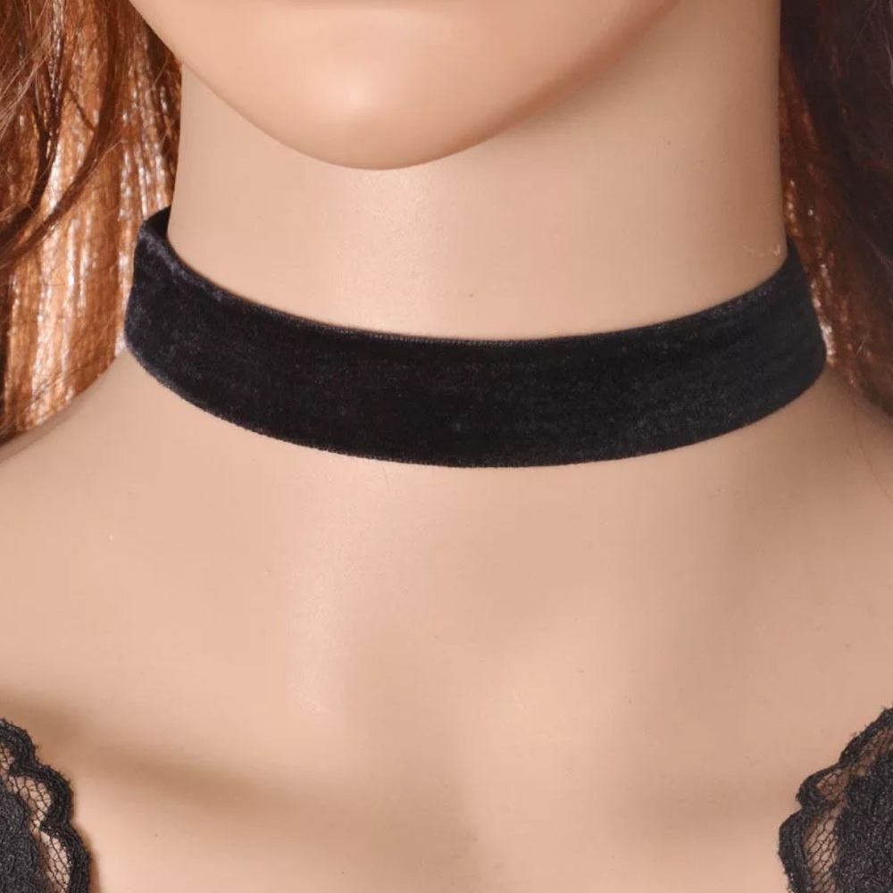 5/$25 Black velvet choker 90's gothic