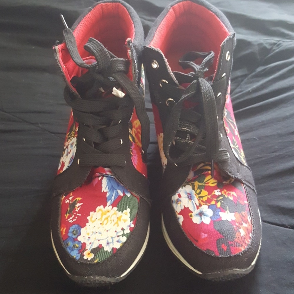 Shoes - Picture 2 of 8