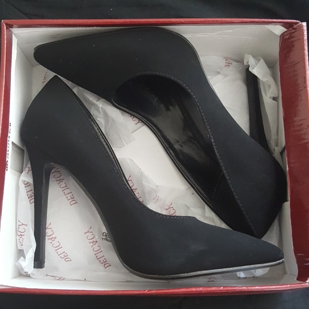 Shoes - Picture 5 of 8