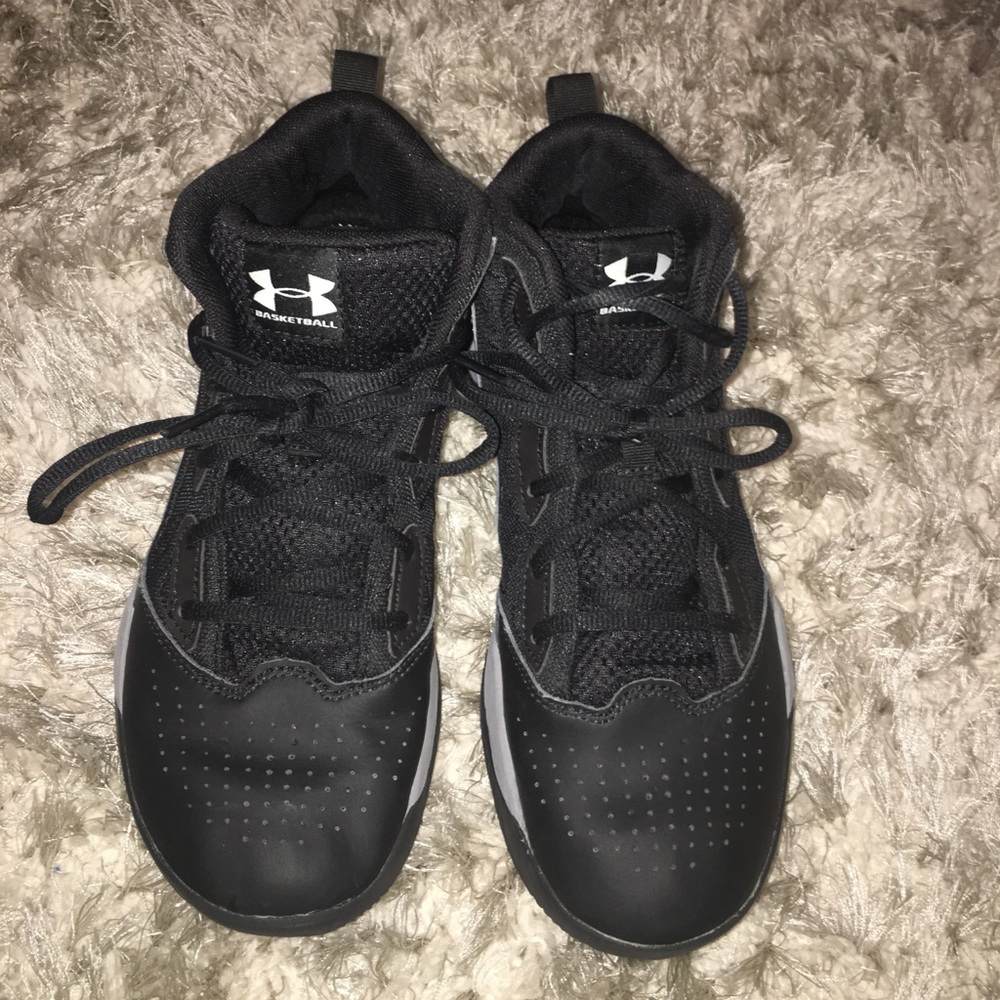 Women's/Men's underarmour shoes!!// size- 7 (bball