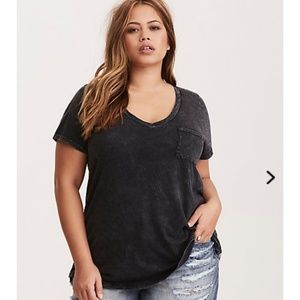 PLUS SIZE TORRID V-NECK T-SHIRT (5x)