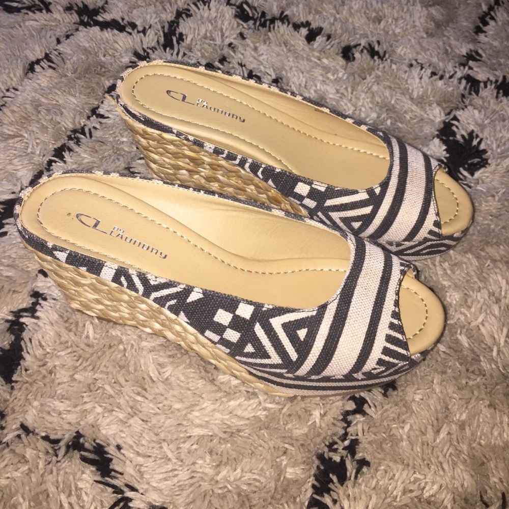 NWOT CL by Laundry Daysie wedges, size 9