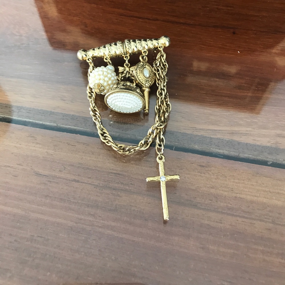 Pearl and gold brooche