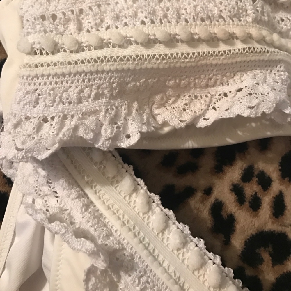 White ruffle bikini - Picture 3 of 3