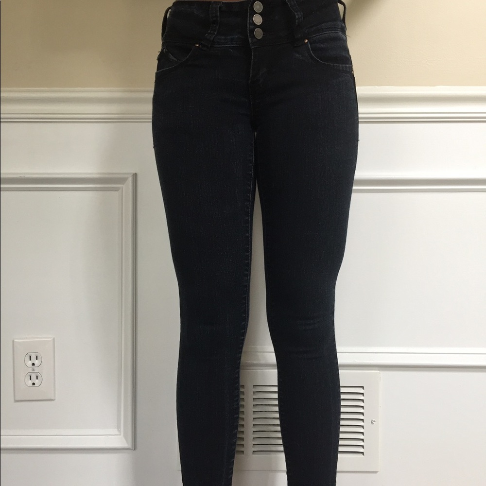 High-waisted black jeans