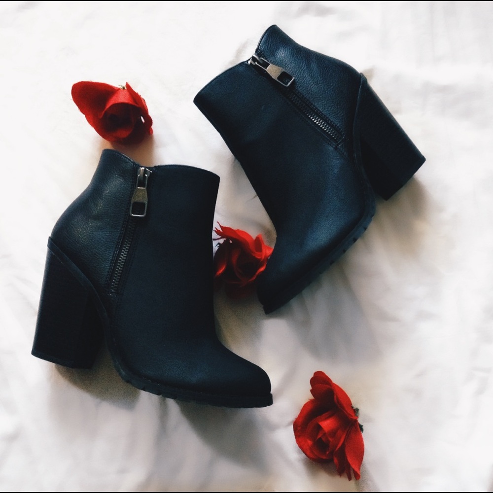 • BLACK BOOTS •