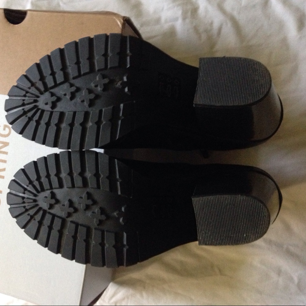 • BLACK BOOTS • - Picture 2 of 4
