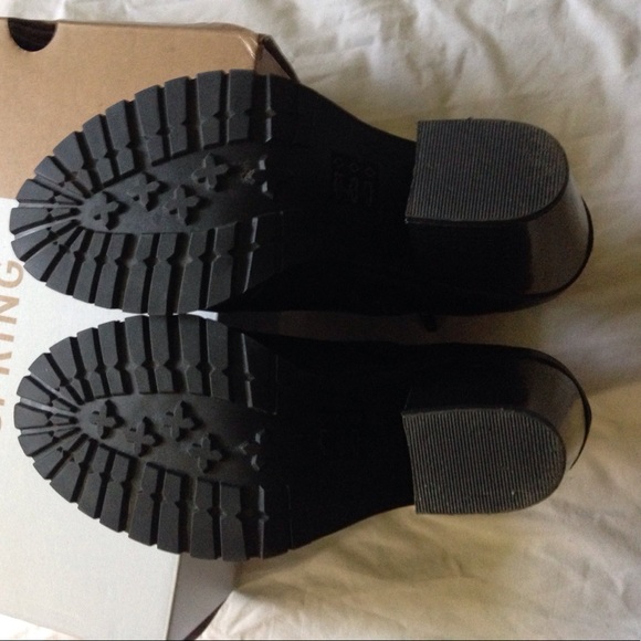 • BLACK BOOTS • - Picture 2 of 4