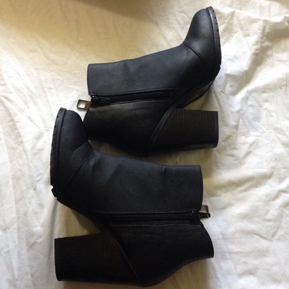 • BLACK BOOTS • - Picture 3 of 4