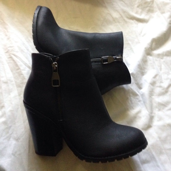 • BLACK BOOTS • - Picture 4 of 4