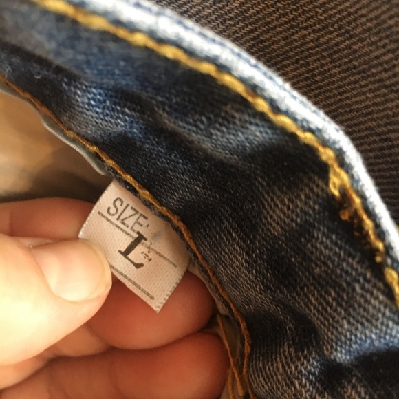 Trendy embroidered denim skirt - Picture 2 of 5