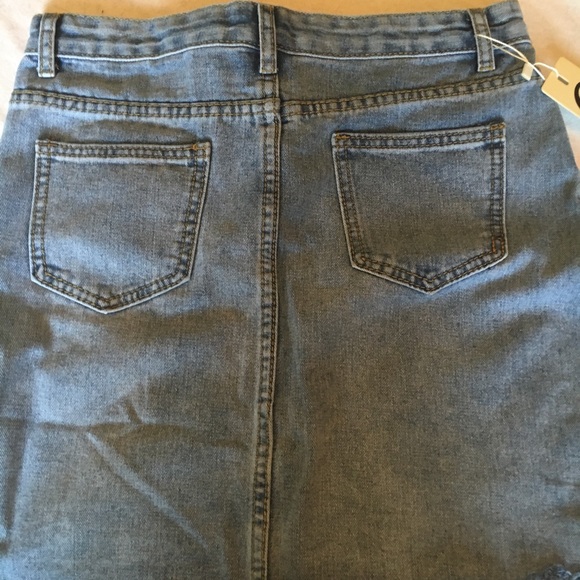 Trendy embroidered denim skirt - Picture 3 of 5