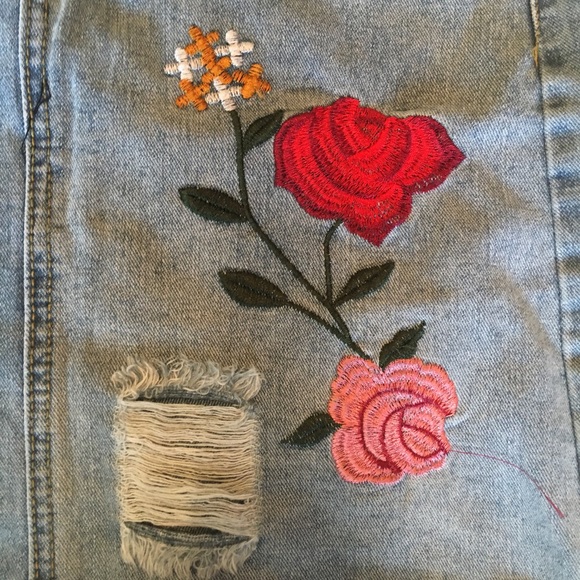 Trendy embroidered denim skirt - Picture 4 of 5