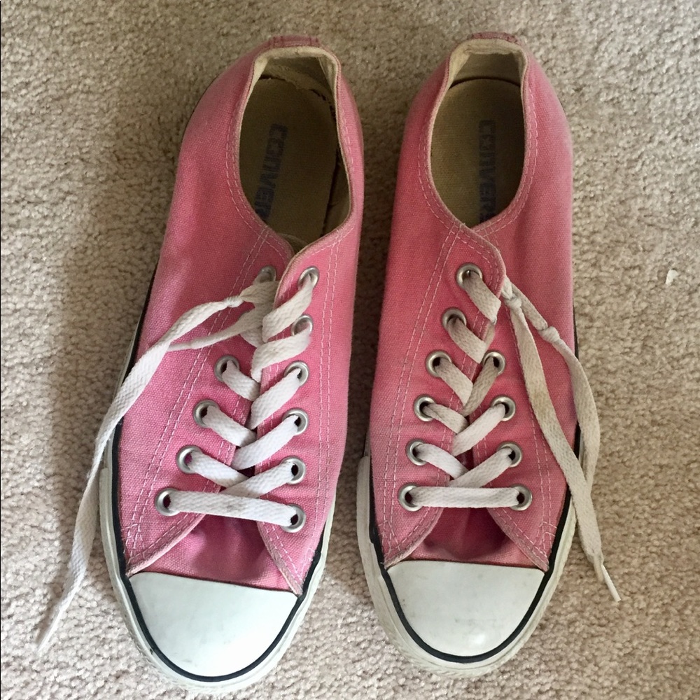 Pink low top converse all-star