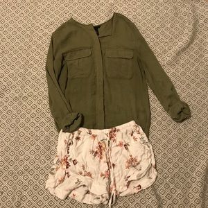 Super cute & comfy versatile blouse from h&m