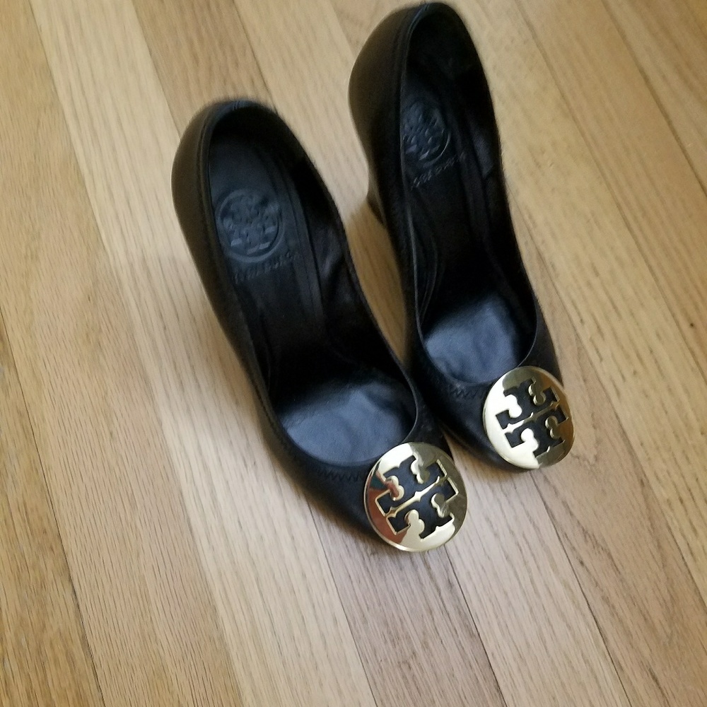 Super cute black wedges