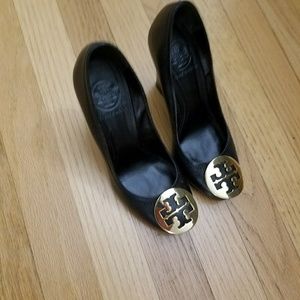 Super cute black wedges