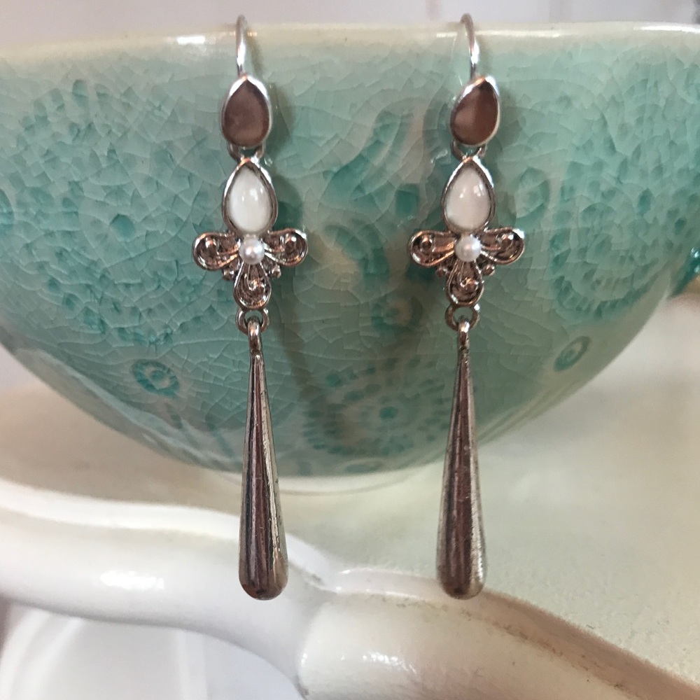 Jewelmint Pearl Fleur Earrings
