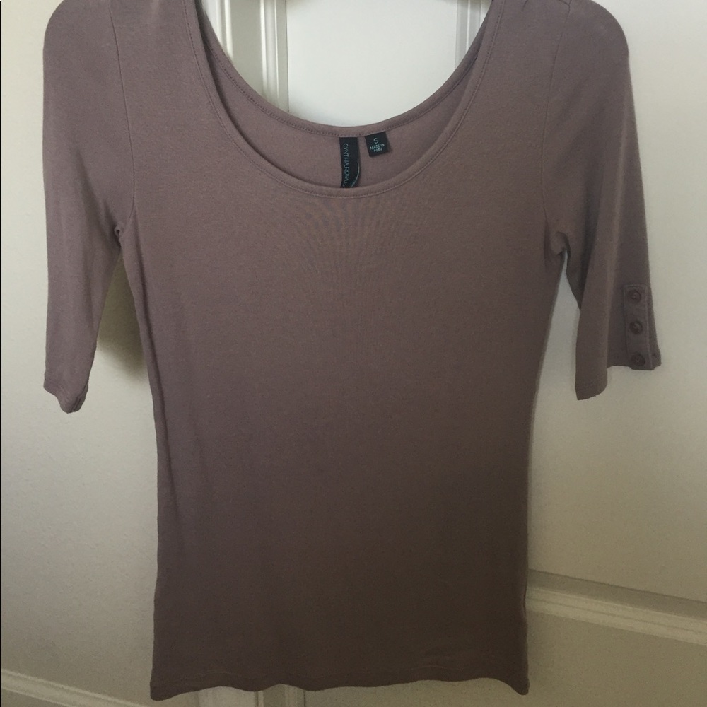 3 quarter sleeve shirt, size small.