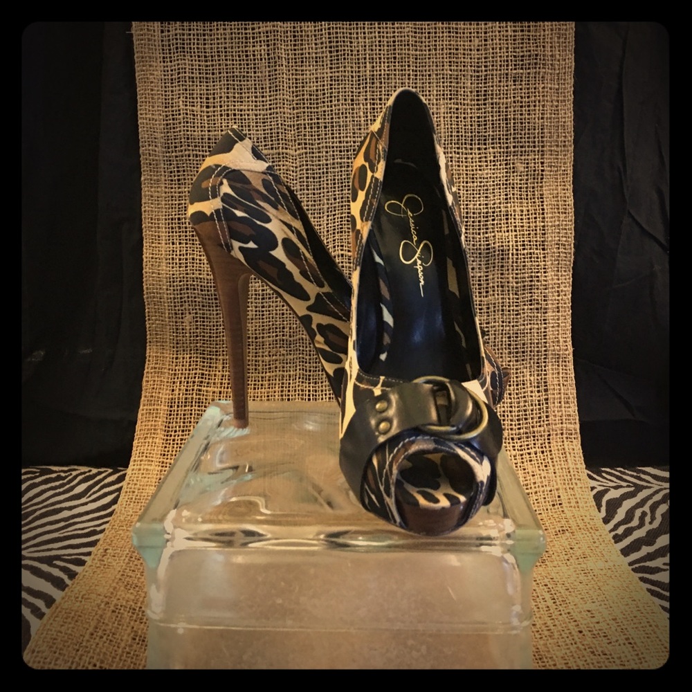 Gorgeous leopard Jessica Simpson heels.