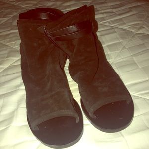 Women's black suede Vince sandals size 8.5