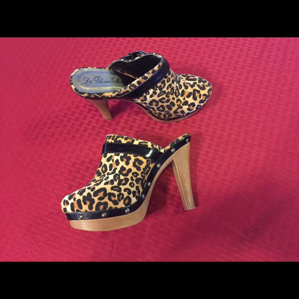 Leopard clogs