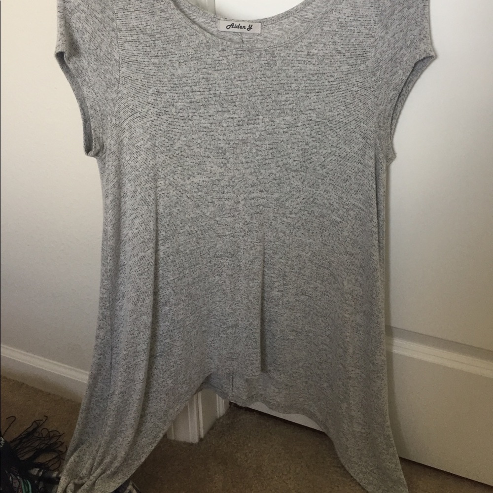 Short sleeve gray top. Size s/m