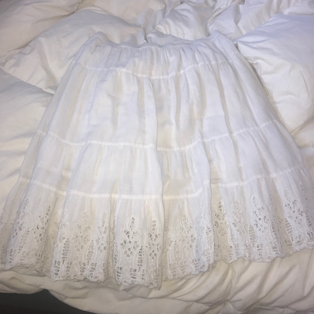 White, medium length flowy skirt