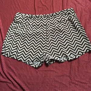 Chevron beige and black shorts